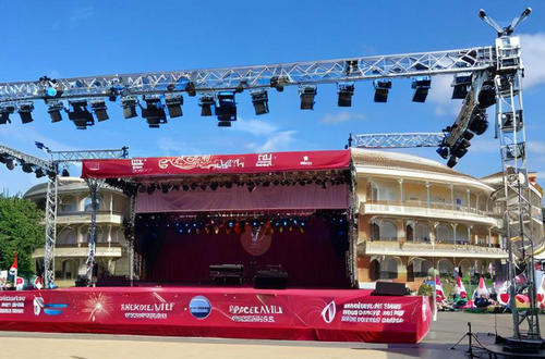 如何計(jì)算搭建木質(zhì)鄭州背景板的人工費(fèi)用？